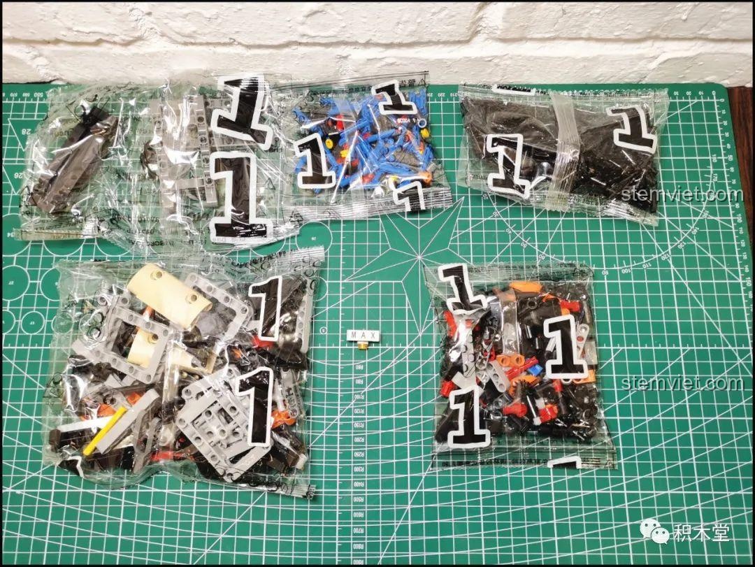 Các túi mảnh ghép số 1 của bộ Happy Build YC-QC004, được phân loại rõ ràng giúp người chơi dễ dàng tìm kiếm và lắp ráp theo hướng dẫn.