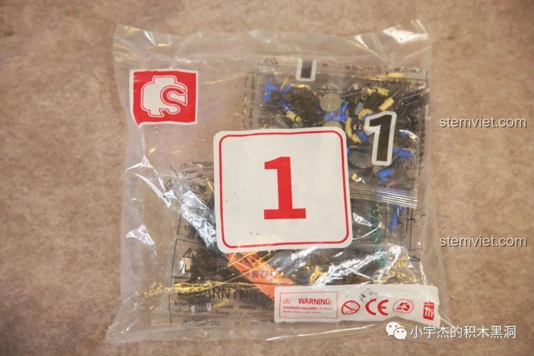 Túi mảnh ghép số 1 của bộ lắp ráp Xe tải công trình Unimog U400 SEMBO Block 720900, sẵn sàng cho bước đầu tiên.