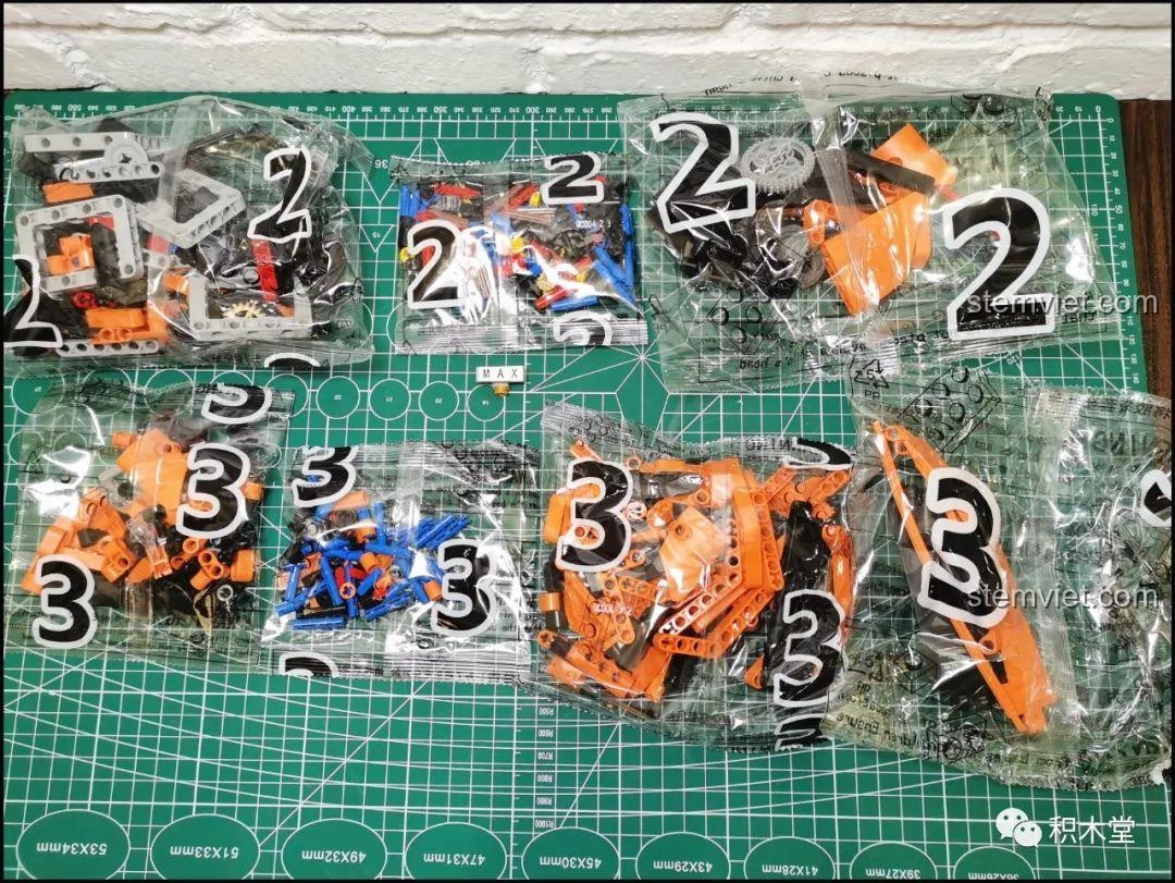 Các túi mảnh ghép số 2 và số 3 của bộ Happy Build YC-QC004, minh họa cách phân loại chi tiết giúp quá trình lắp ráp thuận tiện hơn.