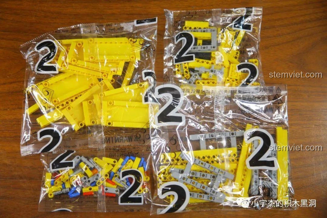 Túi mảnh ghép số 2 của bộ đồ chơi lắp ráp Thùng Container Hồng 1:10 YC-QC013.