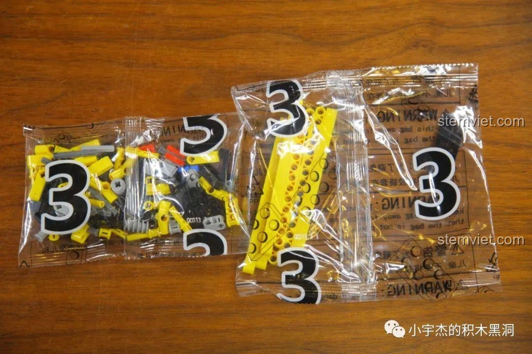 Túi mảnh ghép số 3 của bộ đồ chơi lắp ráp Thùng Container Hồng 1:10 YC-QC013.