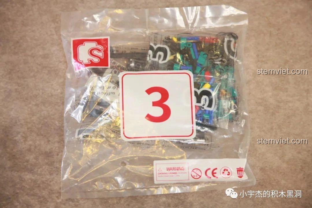 Túi mảnh ghép số 3 của bộ lắp ráp Xe tải công trình Unimog U400 SEMBO Block 720900, chứa các chi tiết thùng xe và cần cẩu.