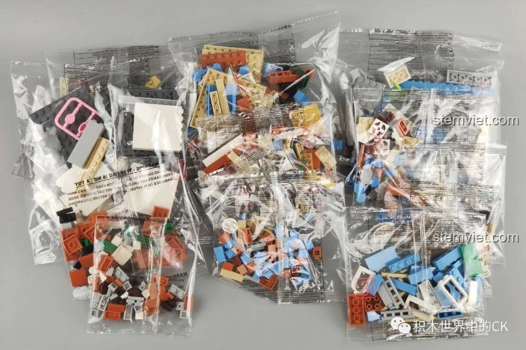 Các túi mảnh ghép được đánh số của bộ lắp ghép WOMA C0336 Phố Cổ Kiến Trúc Qilou, sắp xếp gọn gàng.