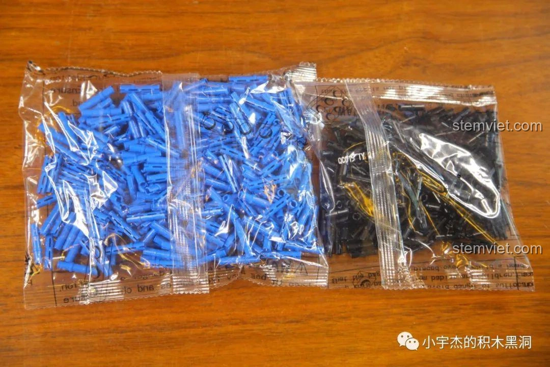 Túi mảnh ghép màu xanh và đen của bộ đồ chơi lắp ráp Thùng Container Hồng 1:10 YC-QC013.