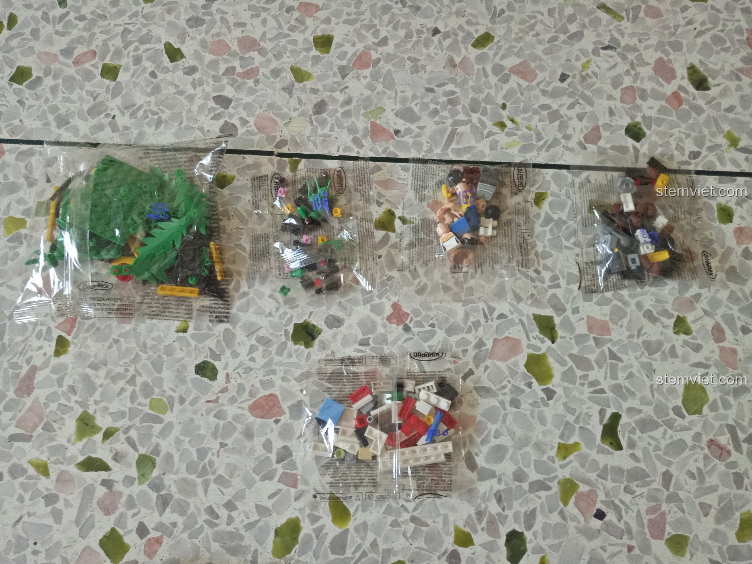 Túi mảnh ghép số 10 chứa minifigures và phụ kiện ngoại cảnh của bộ đồ chơi Xingbao XB-08003.