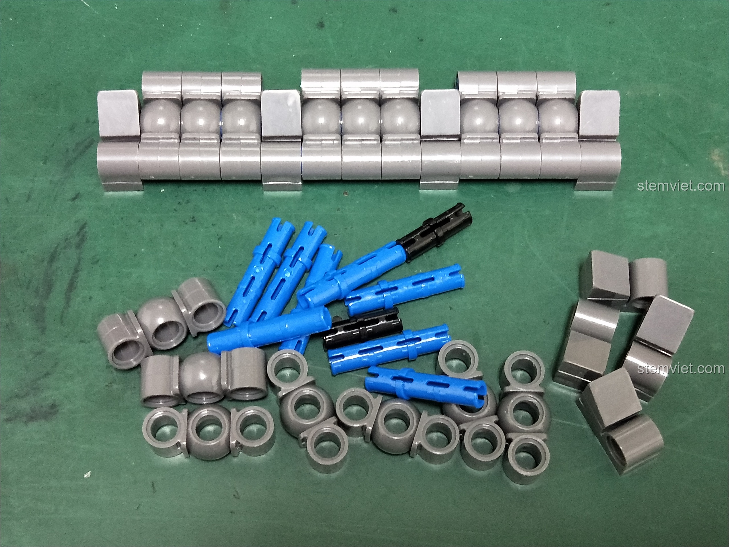 Bức tường ngoài được làm từ các chi tiết technic, một kỹ thuật lắp ráp độc đáo.