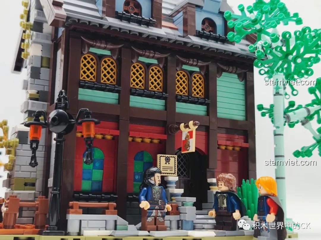 Các nhân vật minifigure đang tương tác trước cửa Quán Trọ Trung Cổ JIESTAR 89148.