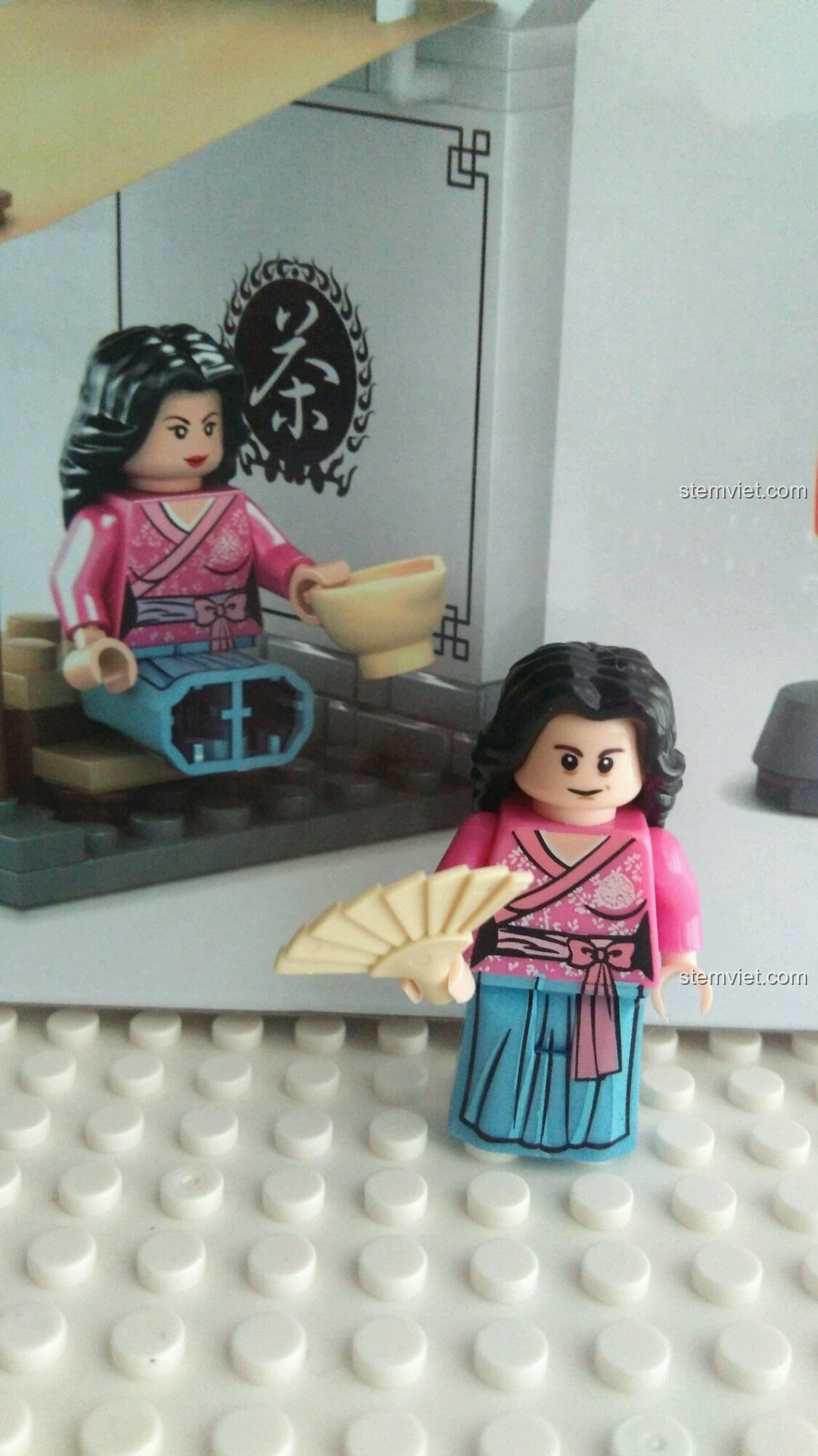 Tùy chỉnh minifigure chủ quán trà để có vẻ ngoài thân thiện hơn. Đánh giá KAZI 5007 Quán trà cổ.