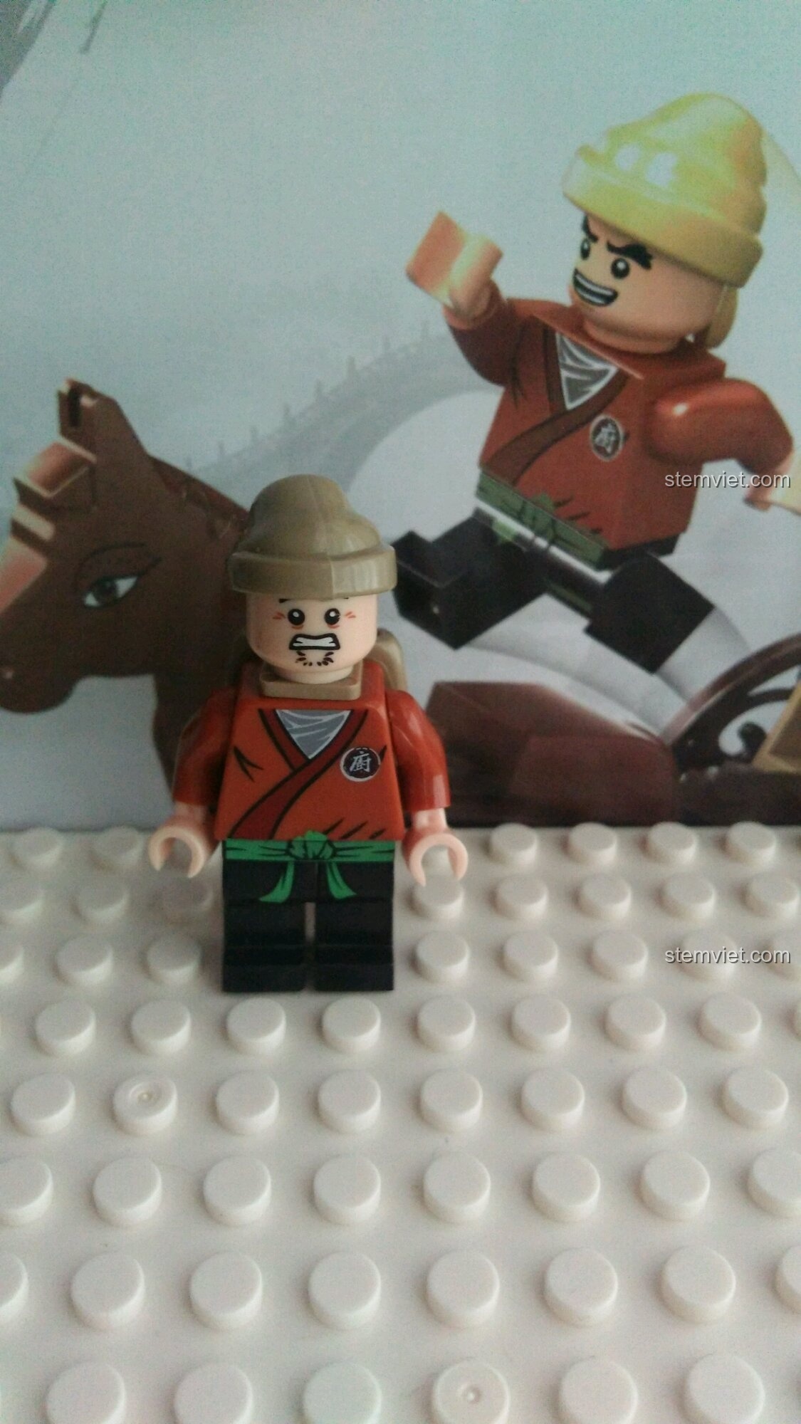 Tùy chỉnh minifigure người đánh xe ngựa bằng cách thay đổi khuôn mặt. Đánh giá KAZI 5007 Mô hình cảnh đường phố xưa.