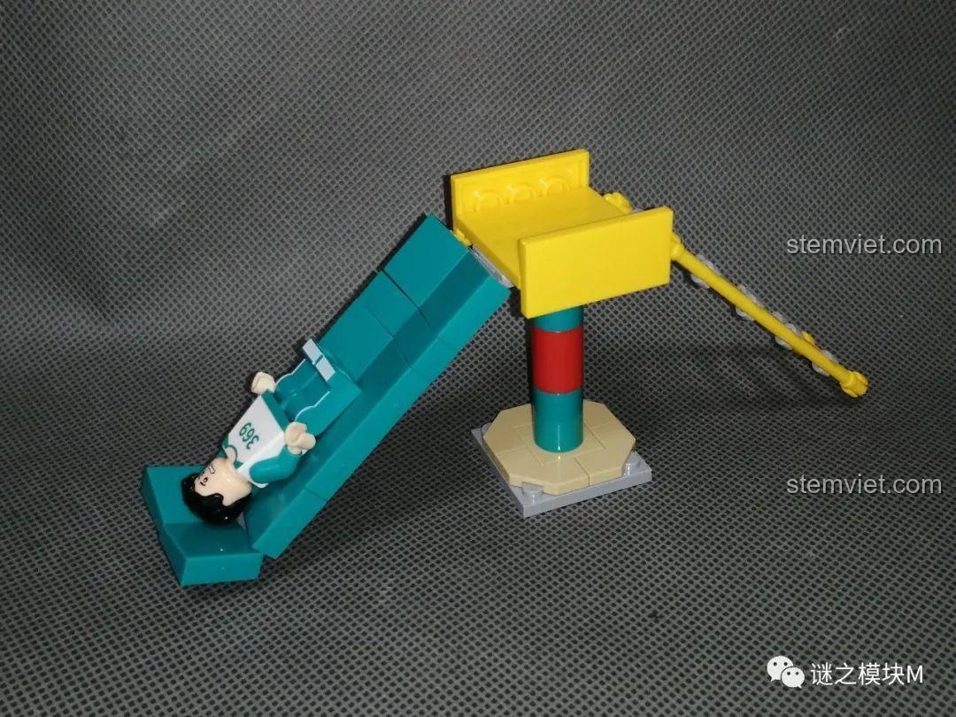 Minifigure người chơi 369 được đặt trên mô hình cầu trượt, cho thấy tỷ lệ kích thước hợp lý.
