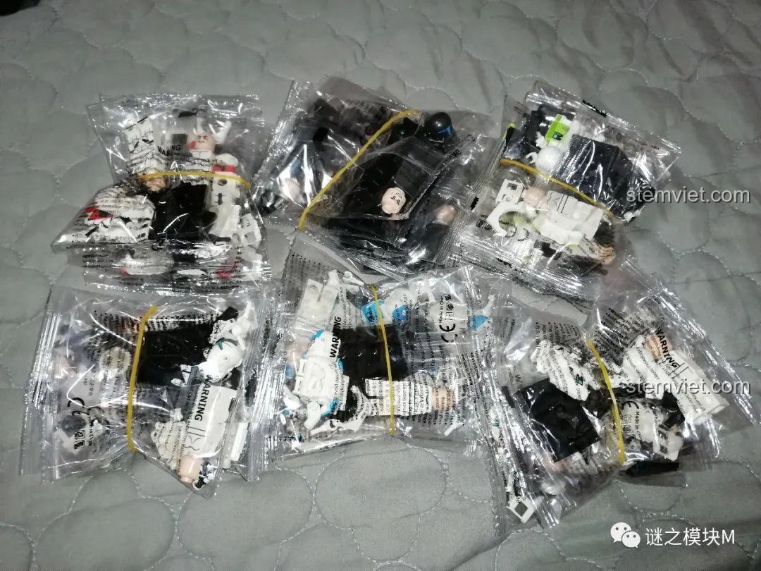 Sáu túi minifigure Koruit KT1048 chưa mở, cho thấy cách đóng gói riêng lẻ của từng nhân vật trong bộ đồ chơi.