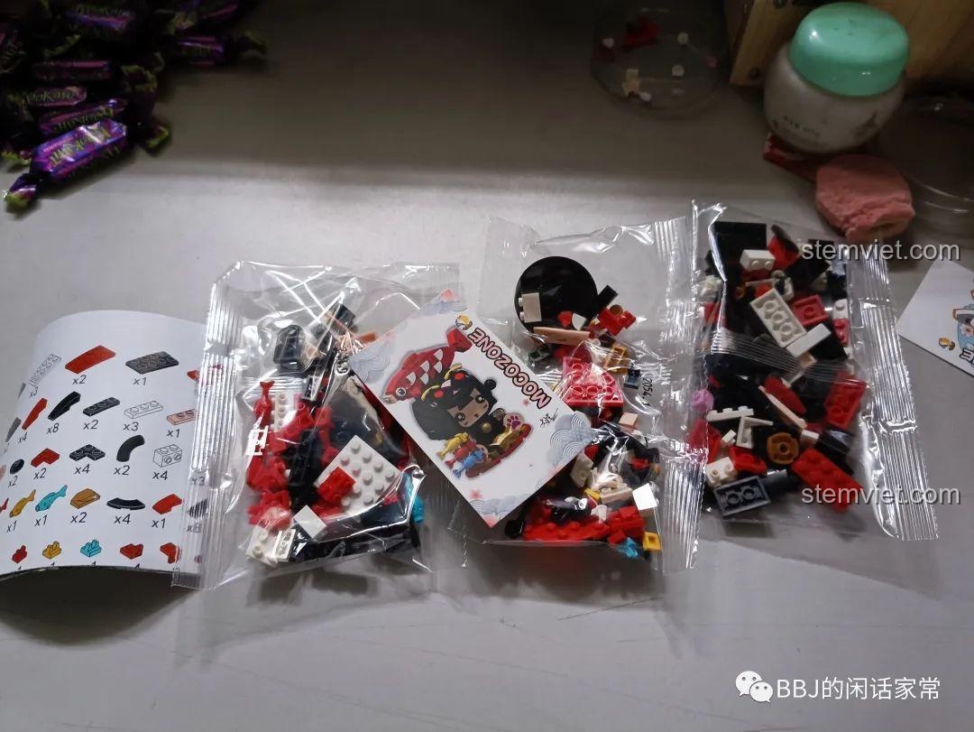 Các túi mảnh ghép của bộ Mèo Thần Tài Koi Jinrui 2054, bao gồm các chi tiết màu đen, đỏ và các màu khác.