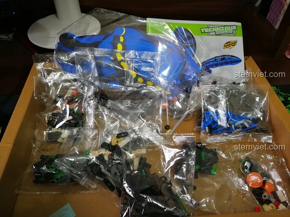 Bên trong hộp bộ lắp ráp bướm máy Sembo với rất nhiều túi chi tiết nhựa chưa được phân loại.