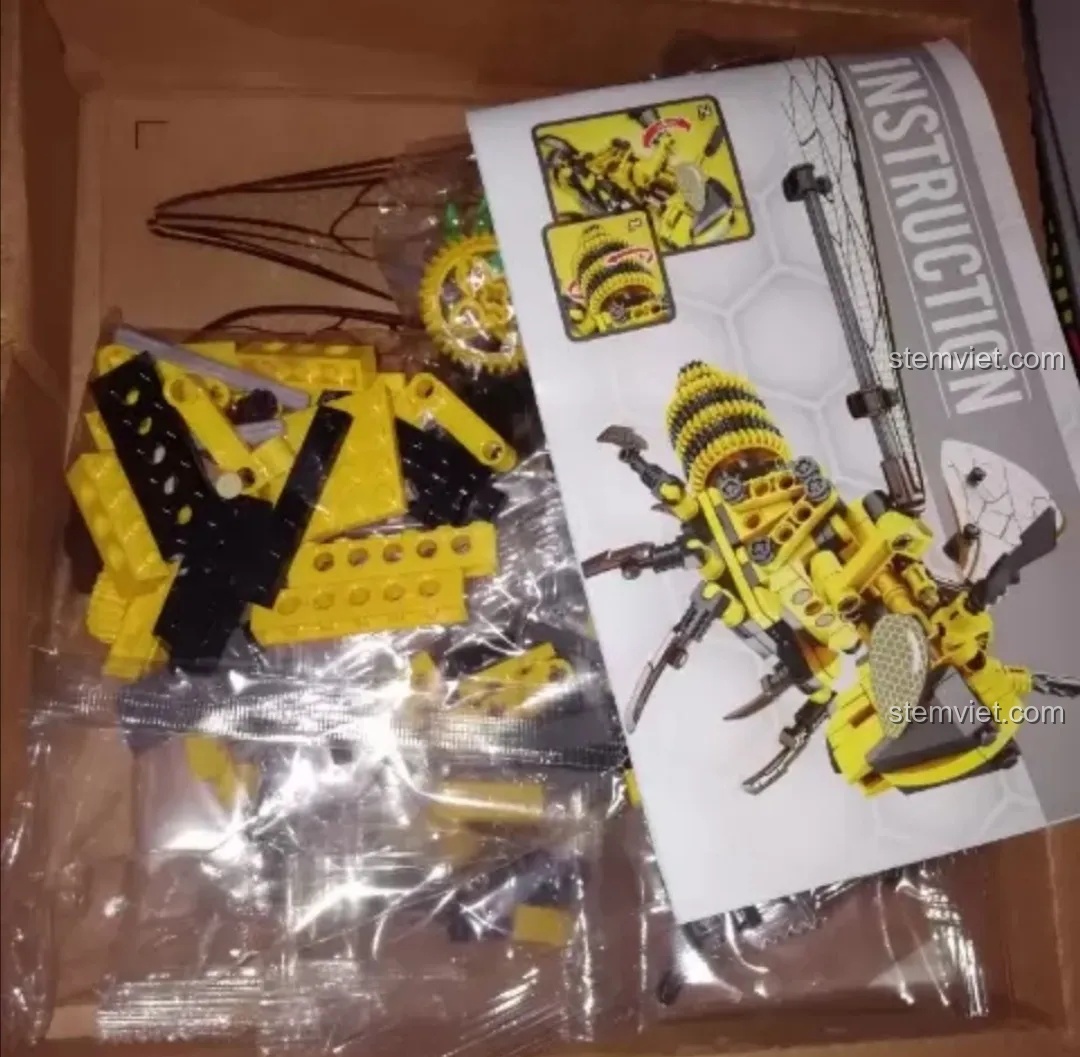 Bên trong hộp bộ lắp ráp ong máy Sembo với các túi chi tiết và sách hướng dẫn.