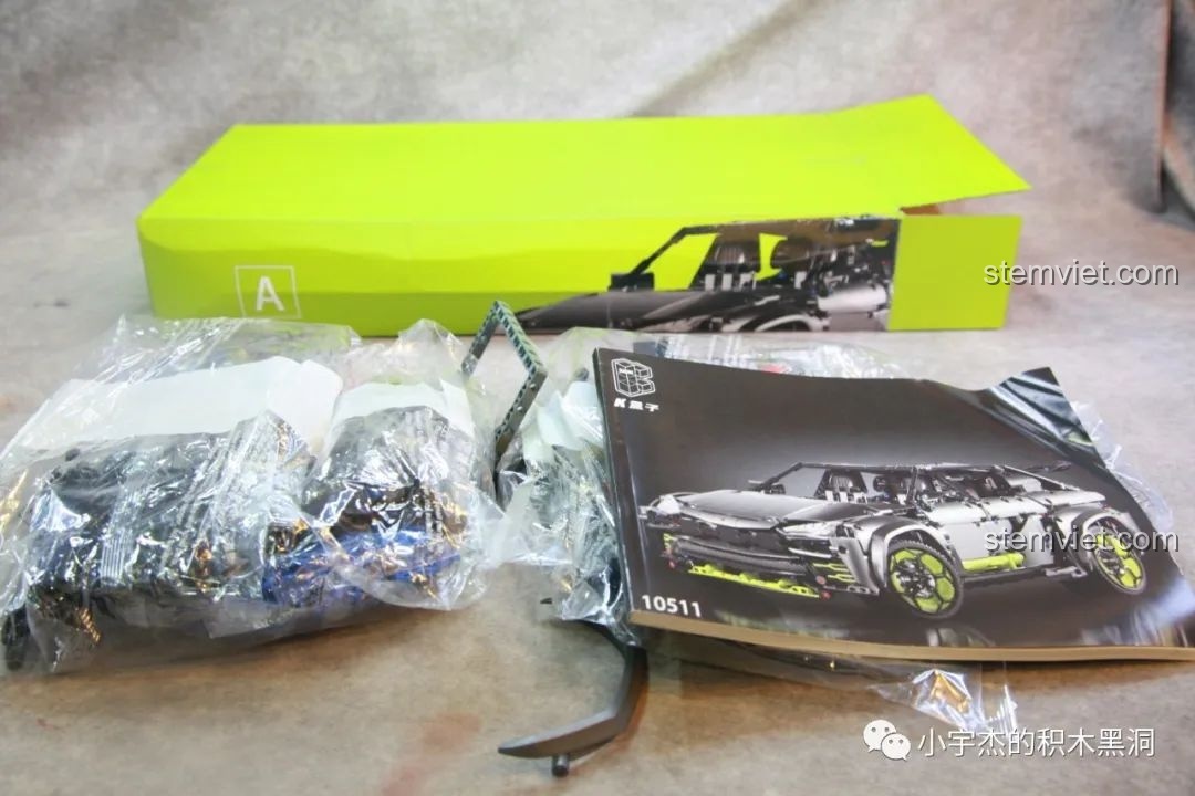 Mở hộp A của bộ xếp hình Xe địa hạng sang Lamborghini Urus 10511 với sách hướng dẫn và các túi chi tiết.