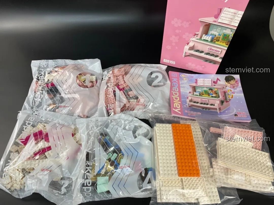 Toàn bộ các túi mảnh ghép và sách hướng dẫn của bộ đồ chơi mô hình Đàn Piano Xoay 4 Chiều.