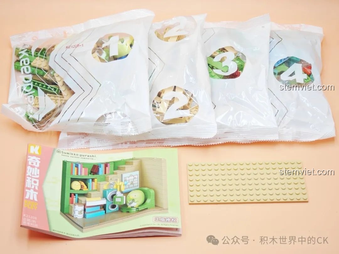 Unboxing bộ lắp ráp Keeppley K21208 Góc Suy Tư của Penguin?, gồm các túi gạch và sách hướng dẫn.