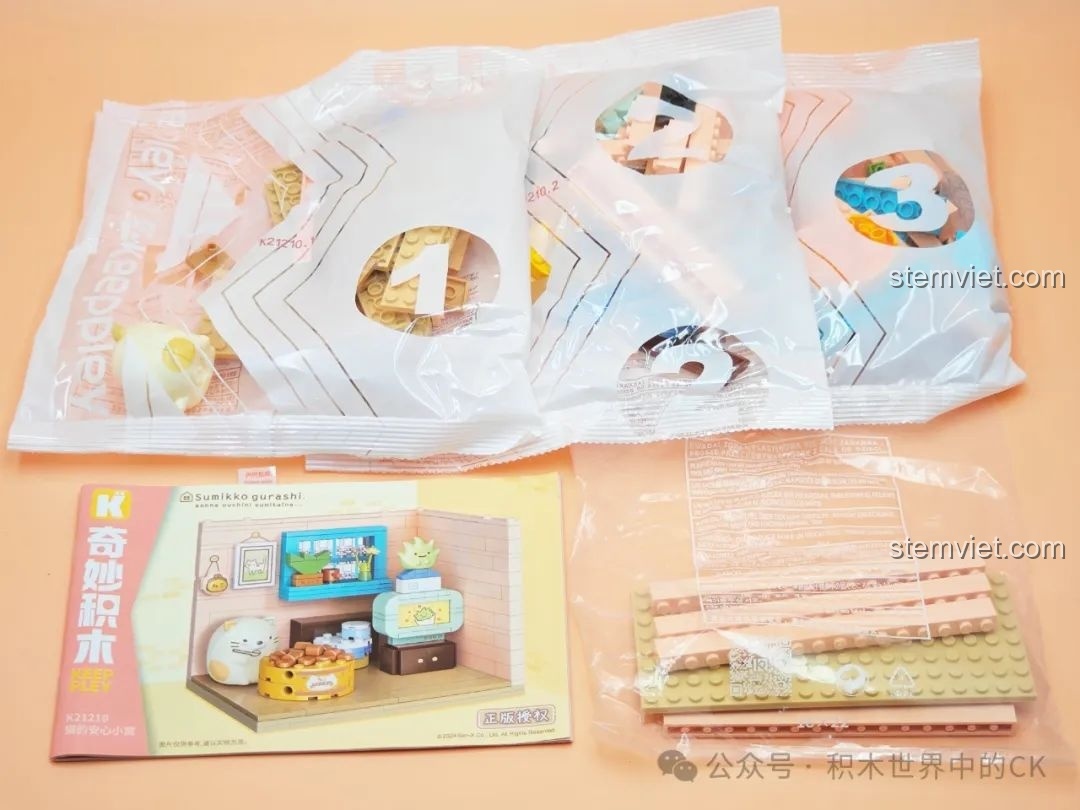 Unboxing bộ đồ chơi xếp hình Keeppley K21210 - Góc nhỏ của Neko, với các túi gạch và sách hướng dẫn.