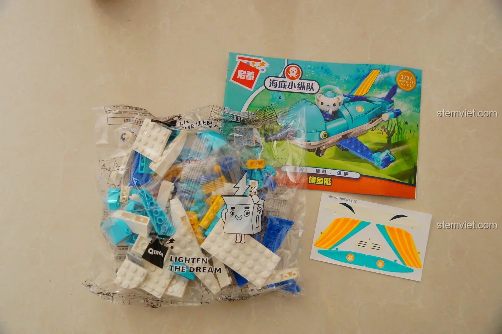 Bên trong hộp QMAN 3702 gồm túi mảnh ghép, sách hướng dẫn và sticker. Trải nghiệm unboxing bộ Tàu Ngầm Cá Kiếm Gup-B.