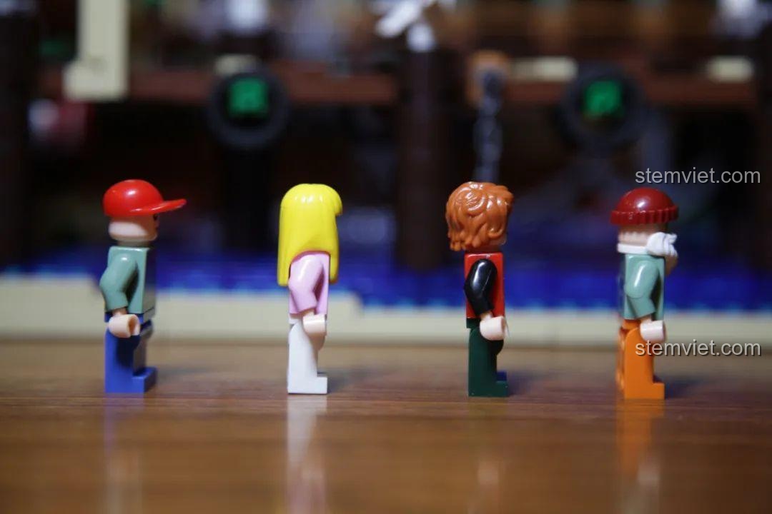 Các chi tiết in sẵn hình vân gỗ và biển hiệu của bộ lắp ghép Bến Tàu Làng Chài, chất lượng cao.