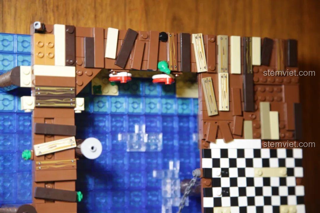 Các bước lắp ráp được minh họa rõ ràng trong sách hướng dẫn của bộ đồ chơi xếp hình 30101.