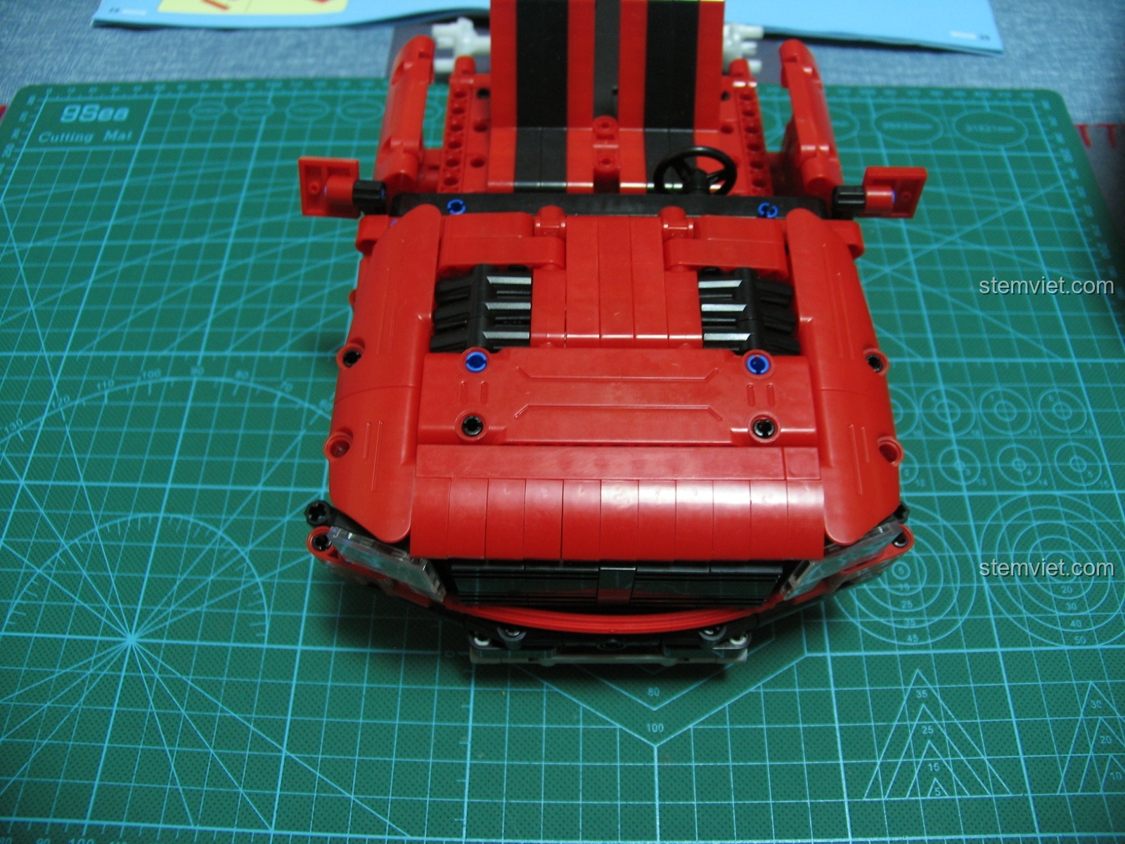 Vách ngăn giữa buồng lái và khoang chở hàng của xe bán tải CaDA C51005, một chi tiết quan trọng trong cấu trúc xe.