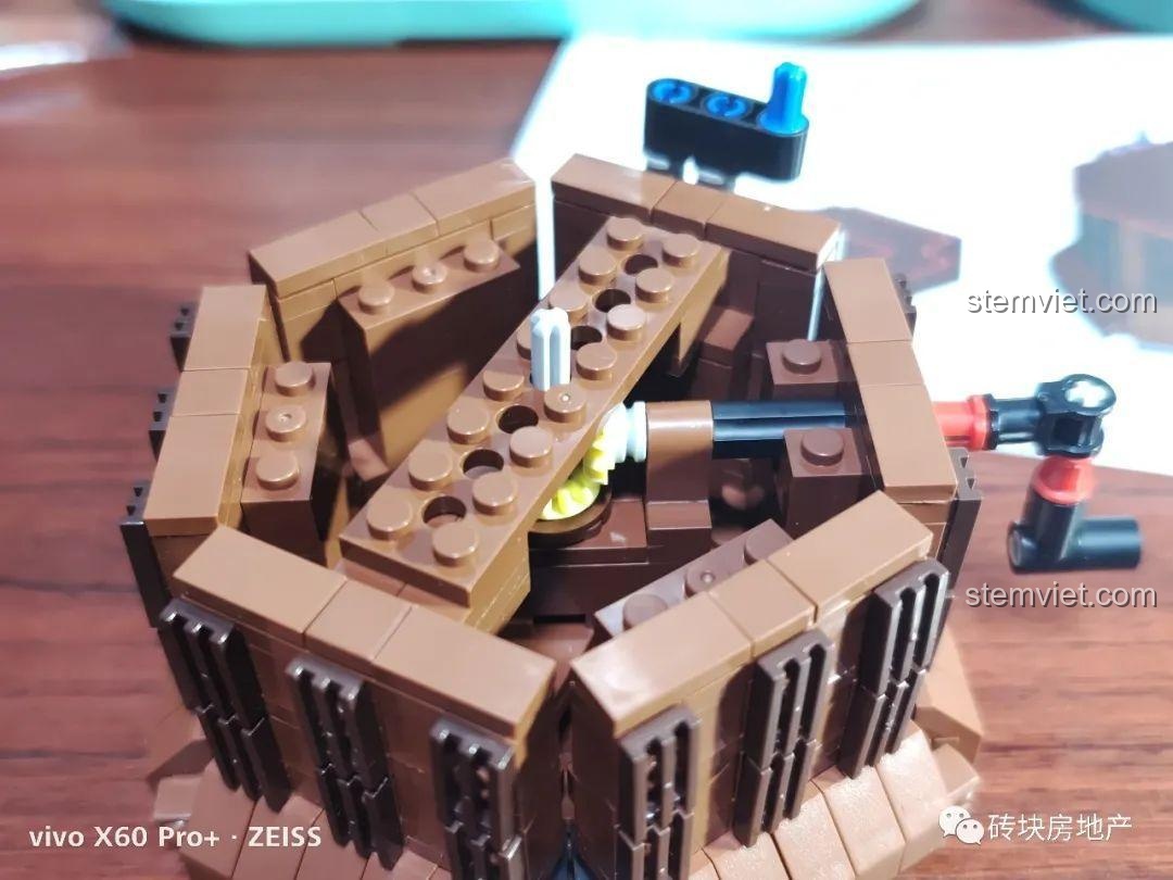 Phát hiện vấn đề với cơ cấu tay quay của máy hát, chi tiết cố định trục bị lỏng và bung ra.