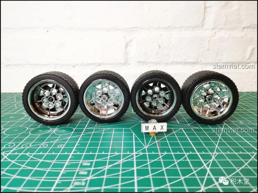 Cận cảnh vành bánh xe mạ chrome sáng bóng của mô hình Happy Build YC-QC004 McLaren P1, một điểm nhấn cao cấp tăng tính thẩm mỹ cho siêu xe.