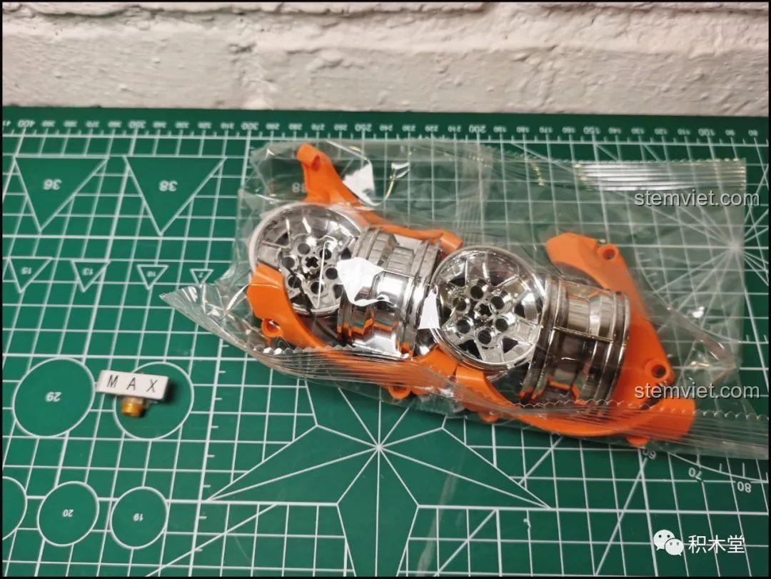 Bộ vành mạ chrome sáng bóng của siêu xe McLaren P1 YC-QC004, một chi tiết cao cấp tăng tính thẩm mỹ cho mô hình lắp ráp Happy Build.