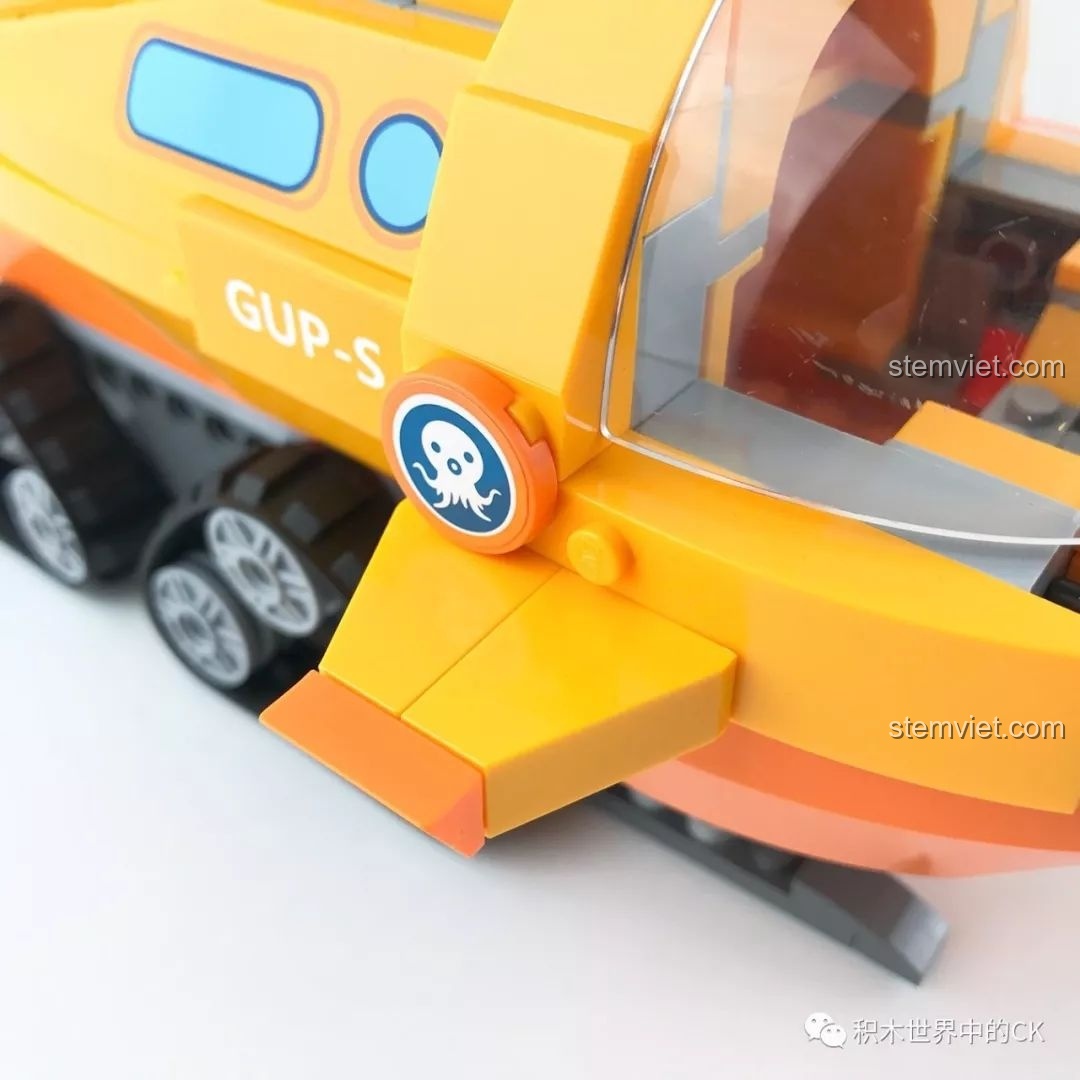 Cận cảnh chi tiết vây nhỏ bên hông của Tàu Độc Giác Kình, một bộ phận dễ rơi ra.