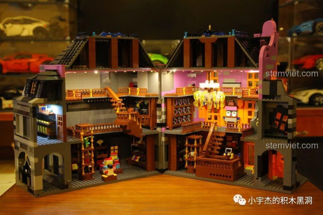 Vị trí giấu hộp pin và dây đèn trên gác mái của bộ đồ chơi Tòa nhà số 93 Hẻm Xéo.