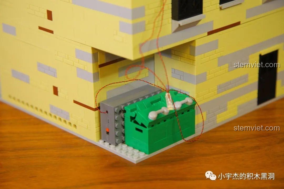 Vị trí đặt hộp pin đèn LED trên mô hình Mould King 16038.
