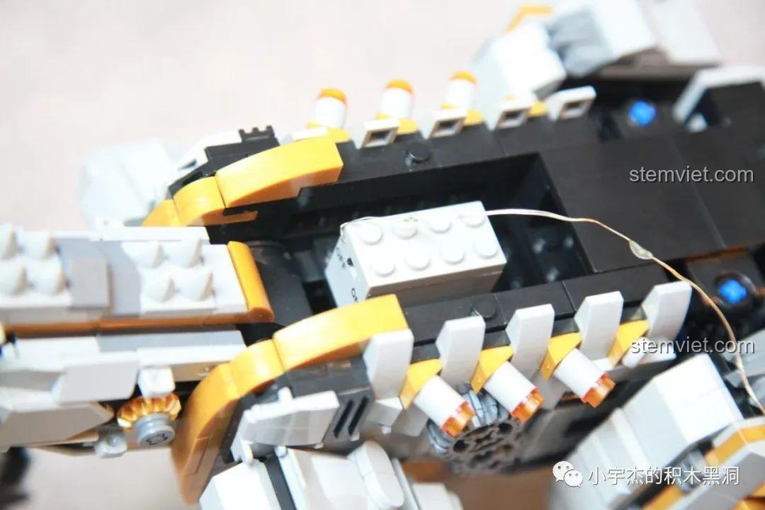 Hộp pin của đèn LED được giấu gọn gàng bên trong thân của mô hình khủng long máy.