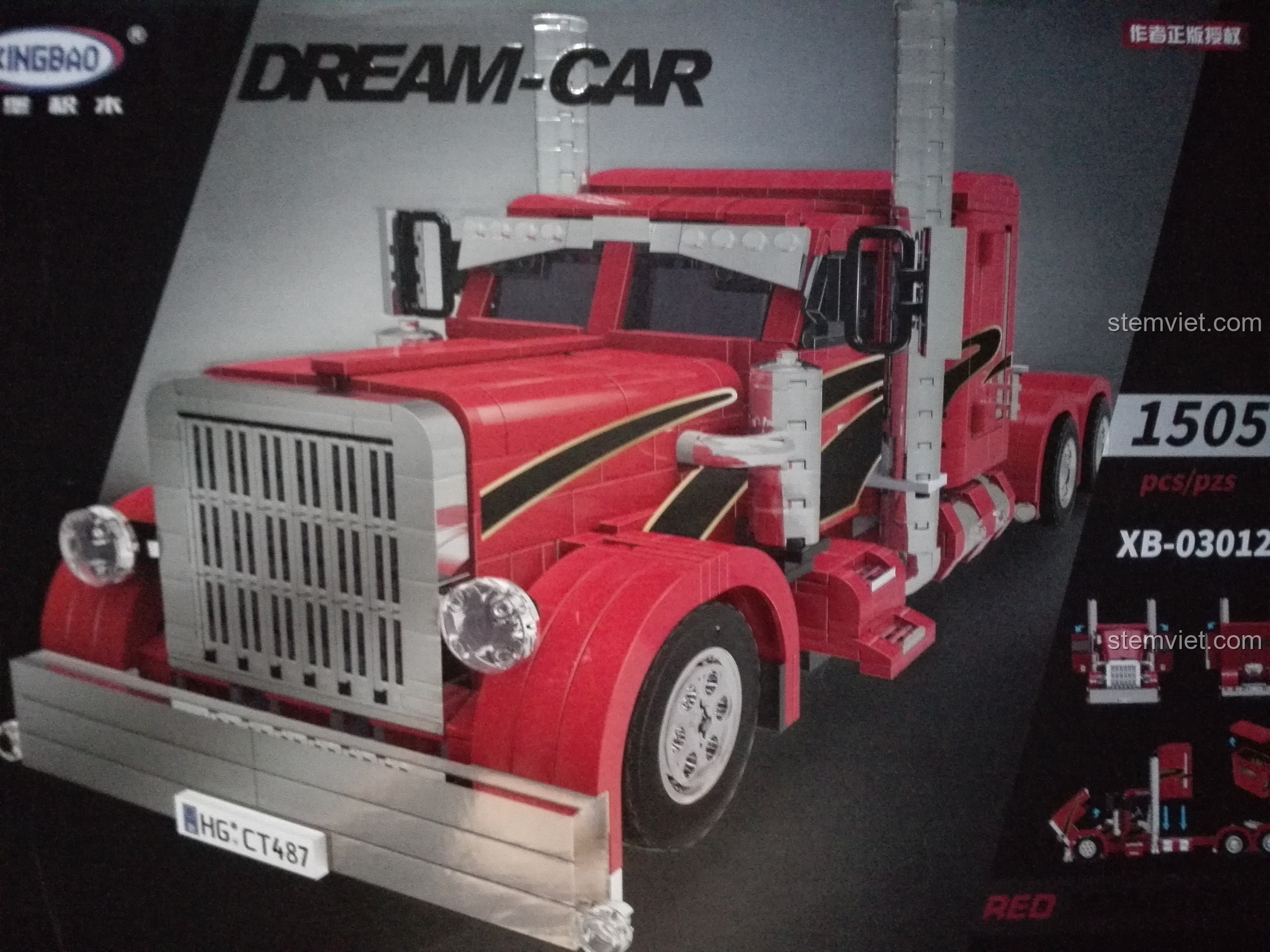 Cận cảnh hình ảnh Xe Đầu Kéo Hạng Nặng Peterbilt 379 Quái Vật Đỏ trên vỏ hộp bộ lắp ráp Xingbao XB-03012.
