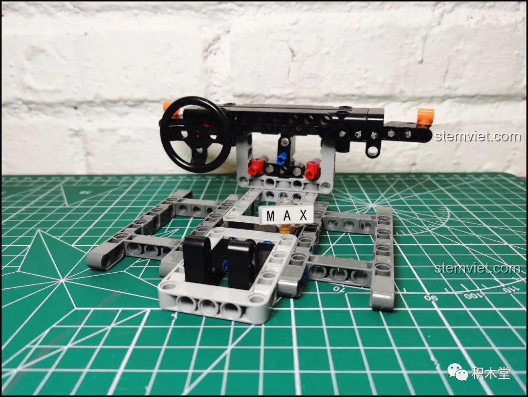 Chi tiết vô lăng và phần khung xe của bộ Happy Build YC-QC004, thể hiện khả năng xoay tự do của vô lăng, tăng tính chân thực cho mô hình.