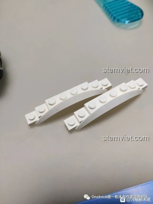 Vòm bánh xe cong màu trắng của mô hình CaDA C61022 Mazda RX-7 FC3S, tạo hình dáng mềm mại.