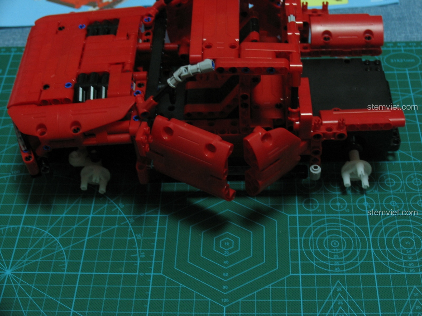 Vòm bánh xe của CaDA C51005 đã được lắp đặt hoàn chỉnh, tạo nên vẻ ngoài mạnh mẽ và bảo vệ bánh xe.