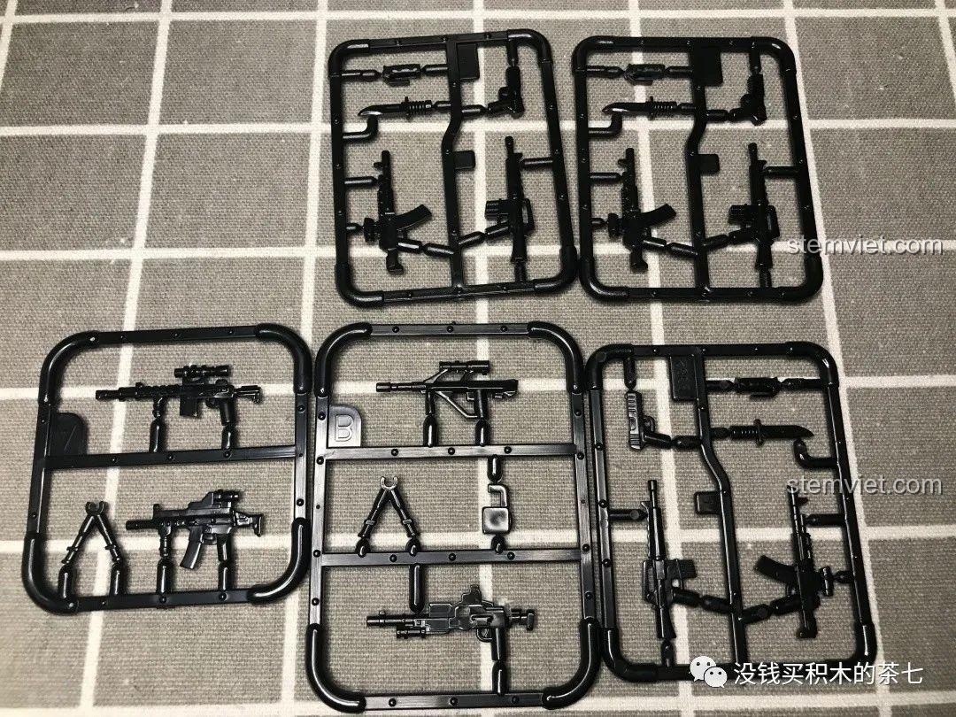 Các vỉ vũ khí đi kèm cho minifigures trong bộ đồ chơi xây dựng 101, rất đa dạng và chi tiết.