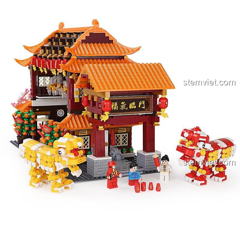 Cận cảnh mặt tiền và đội múa lân của đồ chơi mô hình Ngôi nhà ngày Tết WANGE 6315, tái hiện không khí Tết Nguyên Đán rộn ràng.