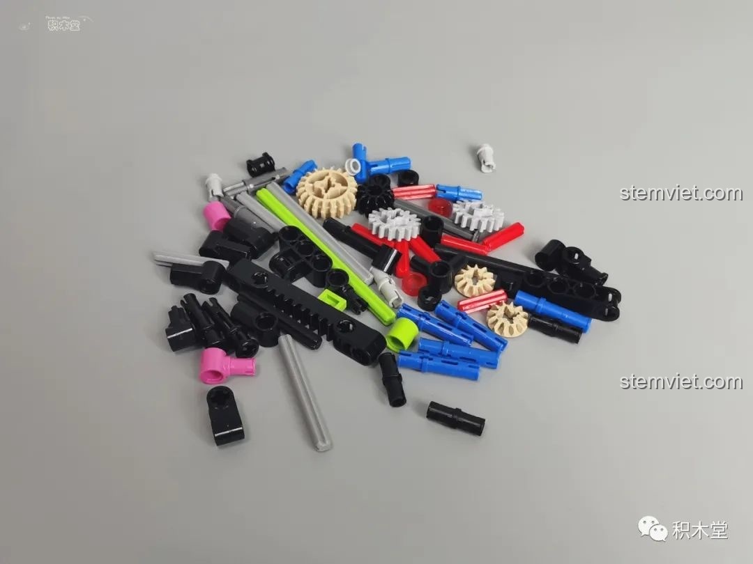 Mô hình Wanzhi 9803 hoàn thiện nhưng chưa dán decal, bên cạnh là bộ điều khiển từ xa.