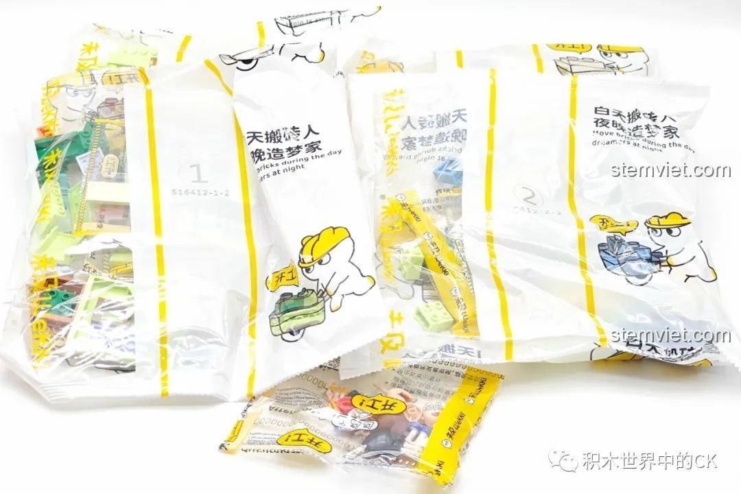 Các túi mảnh ghép đồ chơi lắp ráp Wekki 516412 Ngôi trường của Maruko được phân loại rõ ràng, sẵn sàng cho quá trình lắp ráp.