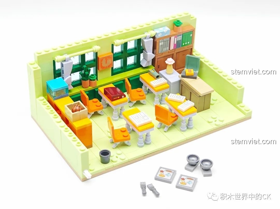 Mô hình lớp học Chibi Maruko-chan Wekki 516412 đang trong quá trình lắp ráp, các chi tiết bàn ghế đã dần hiện rõ.