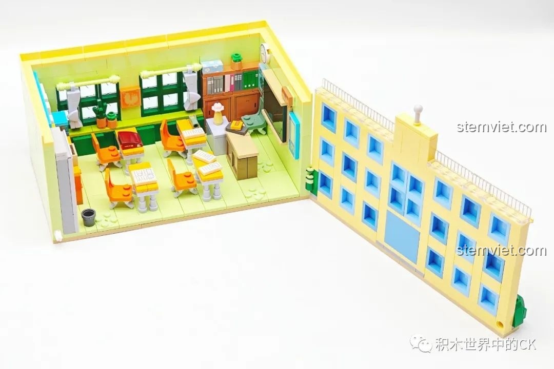 Mô hình lớp học Chibi Maruko-chan Wekki 516412 có thể mở ra, lộ rõ không gian lớp học bên trong với đầy đủ nội thất.