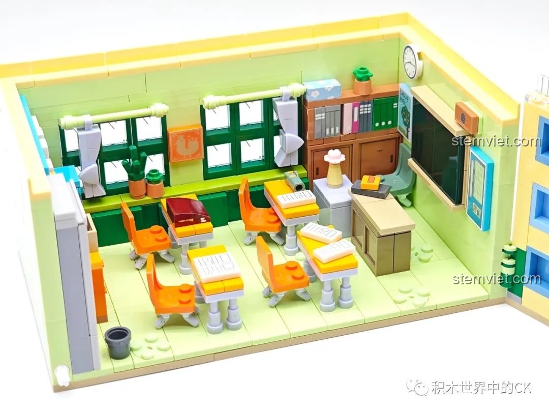 Cận cảnh không gian lớp học bên trong mô hình Wekki 516412 Lớp 4 Năm Ba của Maruko, với bàn ghế và bảng đen.