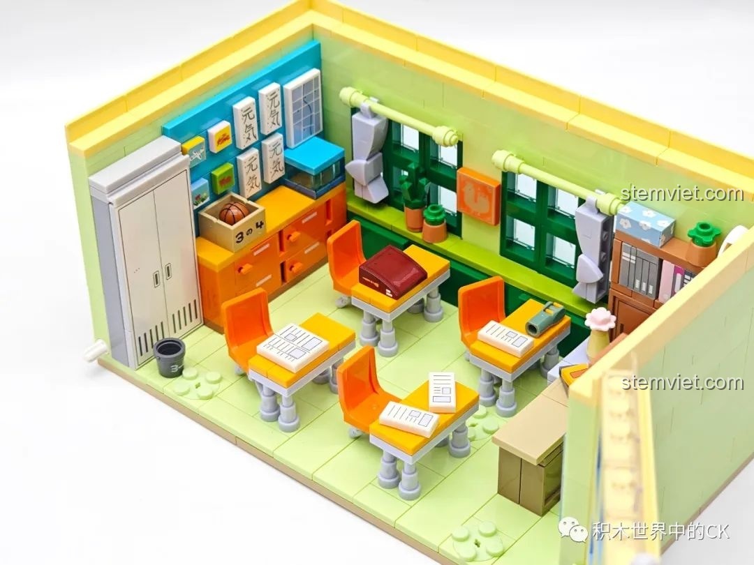 Góc nhìn khác của lớp học trong bộ đồ chơi lắp ghép Wekki 516412 Ngôi trường của Maruko, với các chi tiết trang trí.