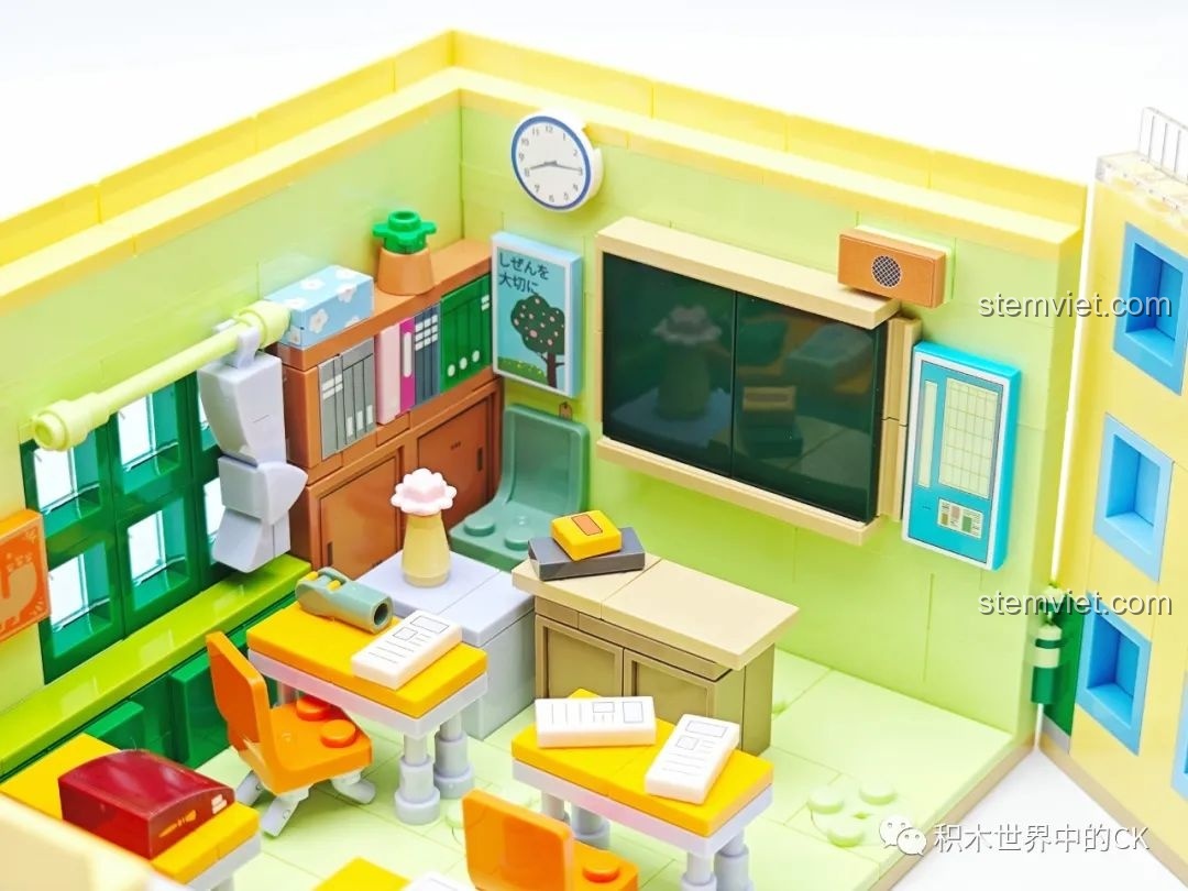 Cận cảnh bảng đen và bàn giáo viên trong mô hình lớp học Wekki 516412 Lớp học Chibi Maruko-chan.