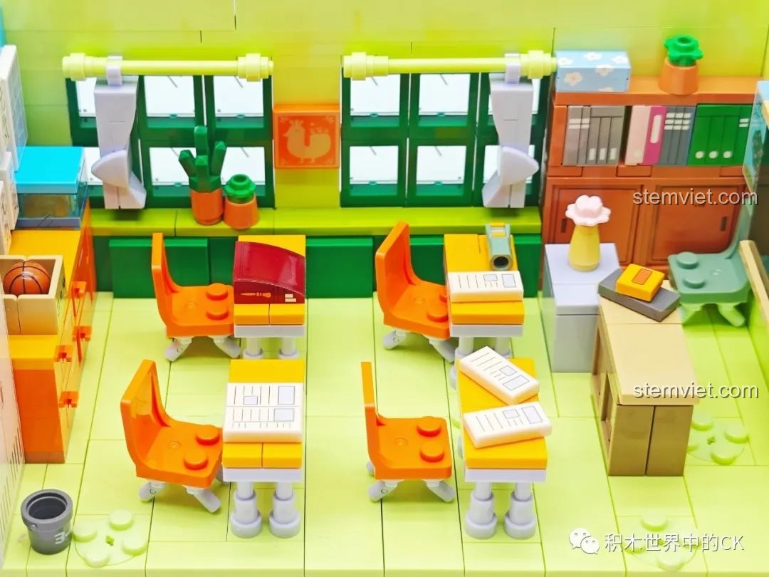 Góc tủ đồ và các vật dụng nhỏ xinh trong mô hình lớp học Wekki 516412 Lớp 4 Năm Ba của Maruko.