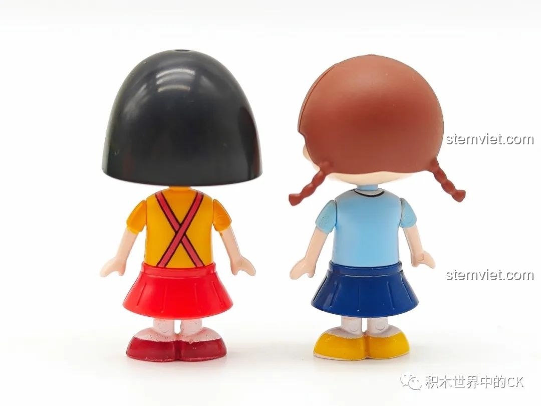 Mặt sau của minifigures Maruko và Tama-chan từ bộ lắp ghép Wekki 516412, cho thấy chi tiết trang phục.