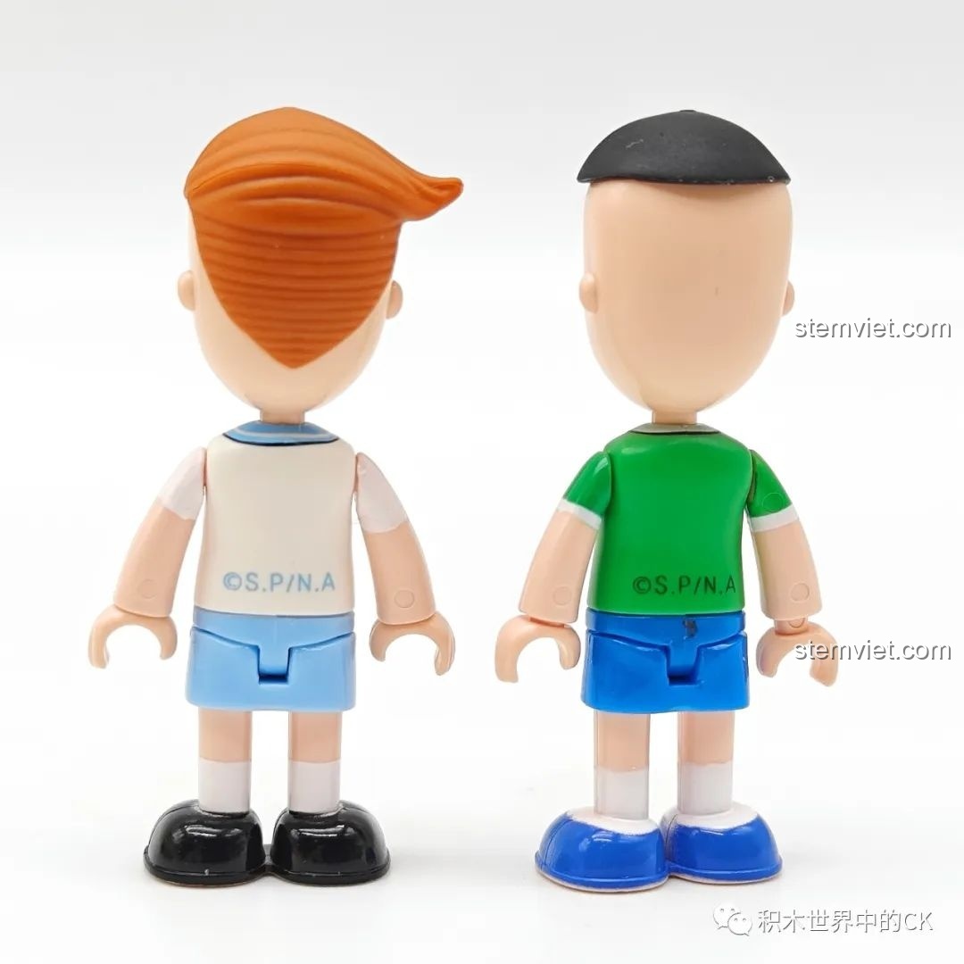 Mặt sau của minifigures Maruo và Hanawa từ bộ lắp ghép Wekki 516412, với các khớp nối linh hoạt.