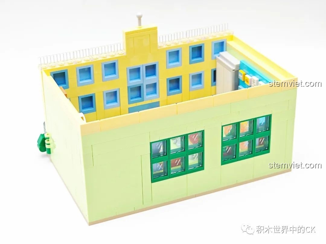 Mặt sau của mô hình trường học Wekki 516412 Ngôi trường của Maruko, với các cửa sổ xanh tươi.